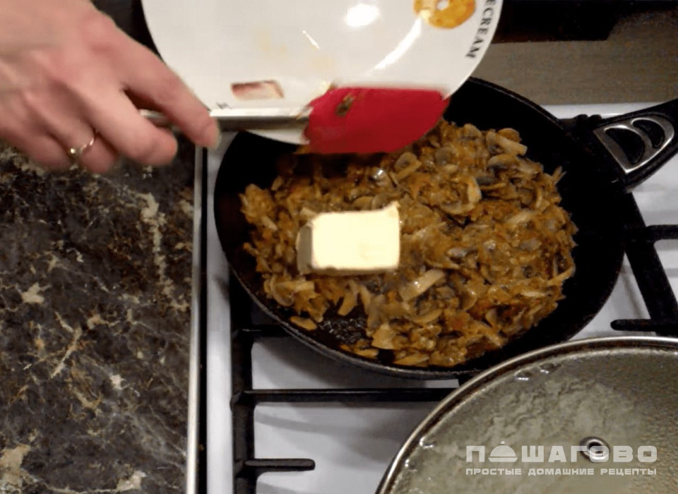 Фото приготовления рецепта: Сырный суп с курицей и грибами - шаг 4