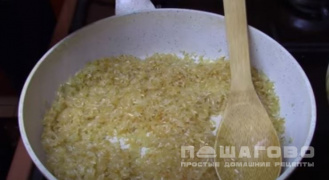 Фото приготовления рецепта: Рассыпчатый рис на гарнир на сковороде - шаг 2