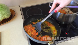 Фото приготовления рецепта: Бигус из свежей капусты с мясом и картошкой - шаг 3