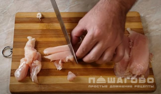 Фото приготовления рецепта: Хрустящие куриные «пальчики» - шаг 1