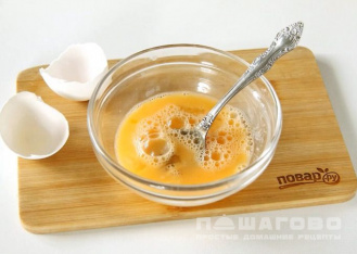 Фото приготовления рецепта: Яичный блинчик с сыром - шаг 1