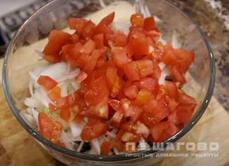 Фото приготовления рецепта: Салат из рыбы с помидорами - шаг 4