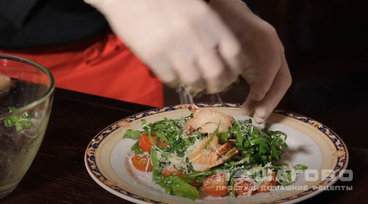 Салат с морепродуктами и рукколой