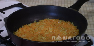 Фото приготовления рецепта: Фаршированные фаршем и рисом перцы - шаг 5