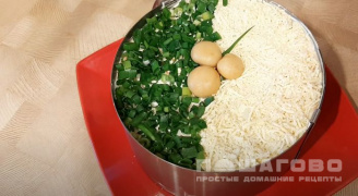 Фото приготовления рецепта: Слоеный салат с грибами и ветчиной - шаг 9