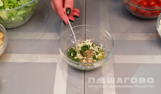 Фото приготовления рецепта: Салат с креветками и сыром - шаг 3