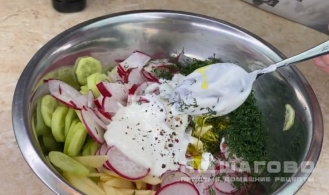 Фото приготовления рецепта: Салат из редиса с огурцами и сметаной - шаг 2
