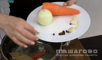 Фото приготовления рецепта: Сытный вегетарианский борщ без мяса - шаг 1