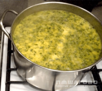 Фото приготовления рецепта: Сырный суп с курицей, шампиньонами и гренками - шаг 3