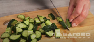 Фото приготовления рецепта: Овощной салат со сметаной и зеленью - шаг 3