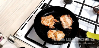 Фото приготовления рецепта: Шницель с грибами и сыром в духовке - шаг 2