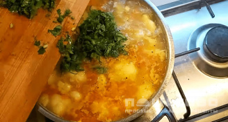 Фото приготовления рецепта: Суп из цветной капусты с курицей - шаг 5