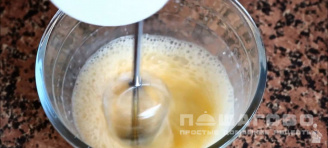 Фото приготовления рецепта: Кекс в микроволновке без молока - шаг 1