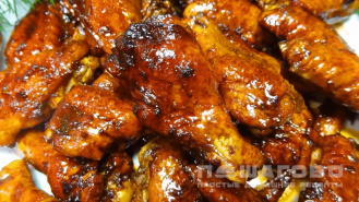 Фото приготовления рецепта: Куриные крылья в медовом маринаде - шаг 4