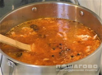 Фото приготовления рецепта: Солянка с колбасой и солеными огурцами - шаг 5