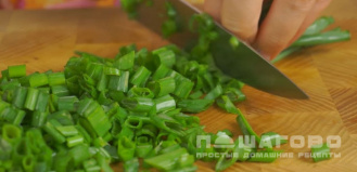 Фото приготовления рецепта: Зеленый греческий салат с брынзой и листьями салата - шаг 2