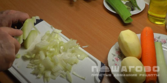 Фото приготовления рецепта: Суп финский с лососем с плавленным сыром - шаг 3