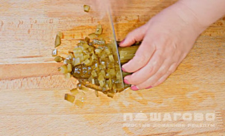 Фото приготовления рецепта: Салат с курицей, грибами и маринованными огурцами - шаг 5