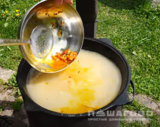 Фото приготовления рецепта: Сырный суп с копченостями - шаг 12