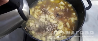 Фото приготовления рецепта: Суп грибной с перловкой - шаг 9