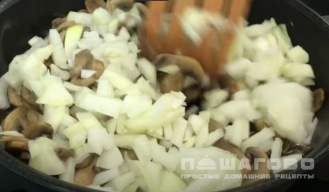 Фото приготовления рецепта: Картофельная запеканка с грибами и сыром - шаг 2
