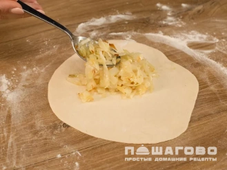 Фото приготовления рецепта: Капустные пирожки - шаг 4