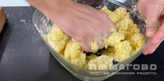 Фото приготовления рецепта: Картофельные пирожки с мясом на сковороде - шаг 10