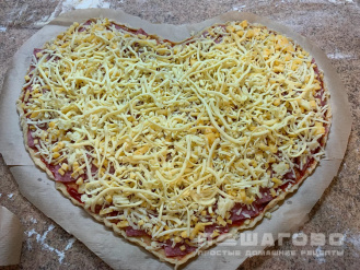 Фото приготовления рецепта: Пицца "Сердце" - шаг 4