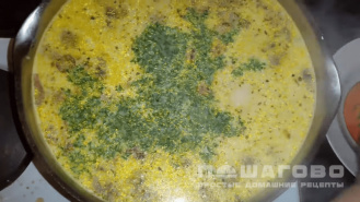 Фото приготовления рецепта: Сырный суп по-французски с курицей и грибами - шаг 3