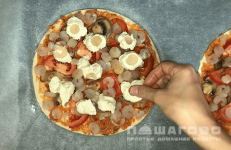 Фото приготовления рецепта: Пицца с морепродуктами и сыром тофу - шаг 7