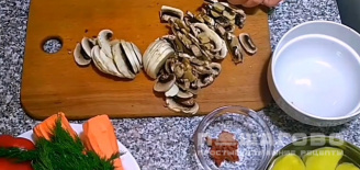 Фото приготовления рецепта: Шурпа с грибами - шаг 3