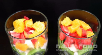 Фото приготовления рецепта: Летний салат из фруктов - шаг 4