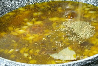 Фото приготовления рецепта: Грибной суп с рисом - шаг 6