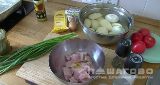 Фото приготовления рецепта: Картофельная запеканка с курицей - шаг 1