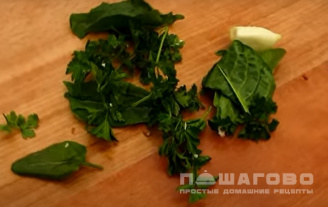 Фото приготовления рецепта: Салат с курицей, черносливом и грецкими орехами - шаг 5
