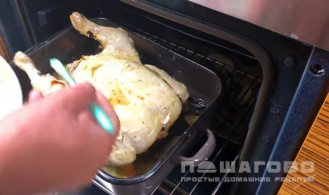Фото приготовления рецепта: Курица в духовке с лимоном - шаг 5