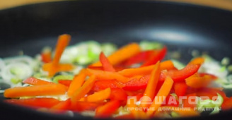 Фото приготовления рецепта: Рисовая лапша с овощами и соусом терияки - шаг 4