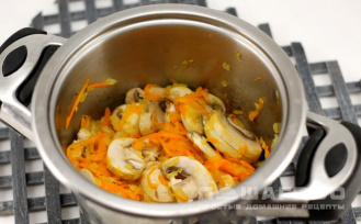 Фото приготовления рецепта: Суп грибной с картофелем - шаг 4