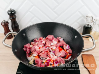 Фото приготовления рецепта: Рагу из свинины с овощами на сковороде - шаг 4