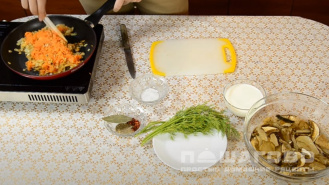 Фото приготовления рецепта: Суп из сушеных белых грибов - шаг 3