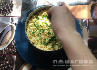Фото приготовления рецепта: Слоеный салат с курицей и корейской морковью - шаг 9