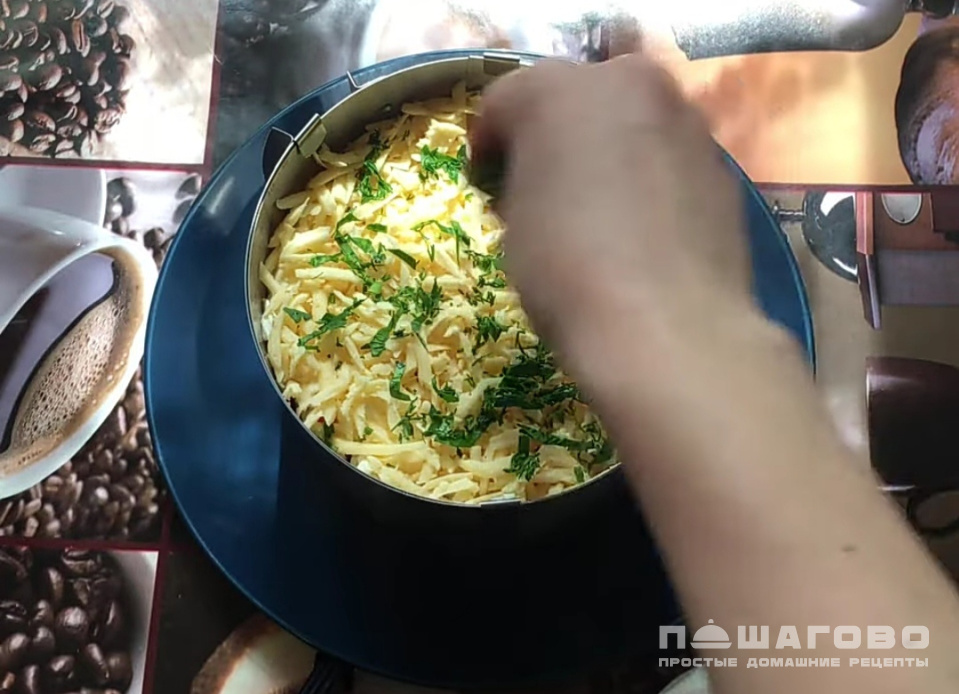 Фото приготовления рецепта: Слоеный салат с курицей и корейской морковью - шаг 9