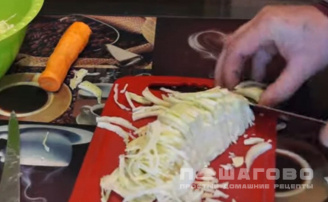 Фото приготовления рецепта: Витаминный салат с морковью и капустой - шаг 1