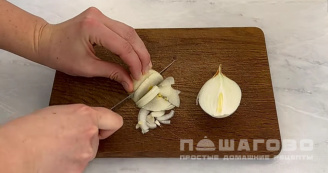 Фото приготовления рецепта: Макароны с фрикадельками в сковороде - шаг 4