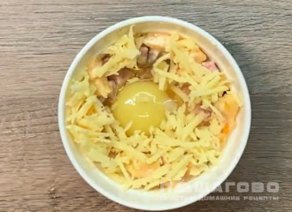 Фото приготовления рецепта: Яйца кокот с сыром и сметаной - шаг 3