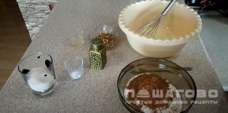 Фото приготовления рецепта: Орехово-шоколадный кекс без выпечки с соком лимона - шаг 3