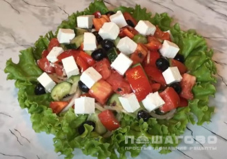 Фото приготовления рецепта: Нарезанный греческий салат с курицей - шаг 4