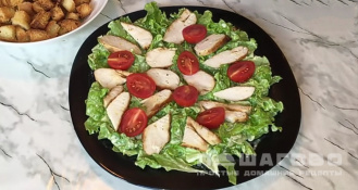 Фото приготовления рецепта: Цезарь по русски с тертым сыром и салатными листьями - шаг 9