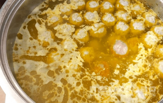 Фото приготовления рецепта: Суп с фрикадельками без зажарки - шаг 4