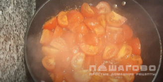 Фото приготовления рецепта: Яичница с индейкой и помидорами - шаг 6